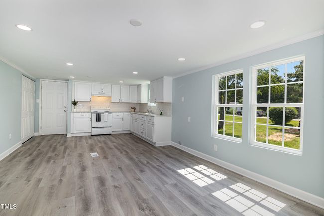 Kitchen/Dining Area | Image 8