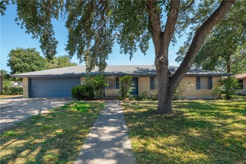 709 Lincoln St, Alice, TX, 78332-3642 | Card Image