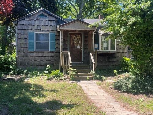 82 4th St, Lake Ronkonkoma, NY, 11779-5351 | Card Image