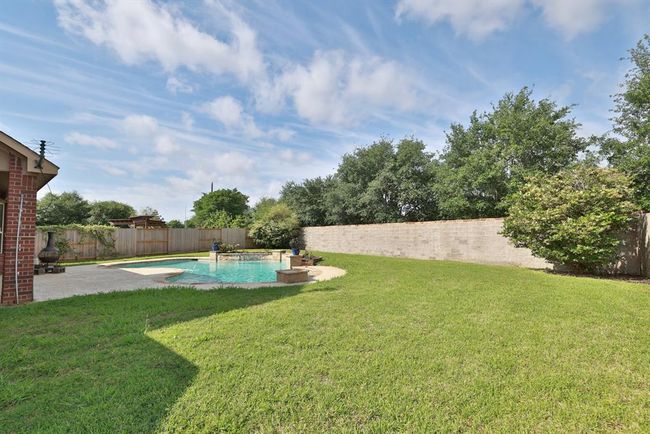 So much usable space in this yard for any sport! | Image 42