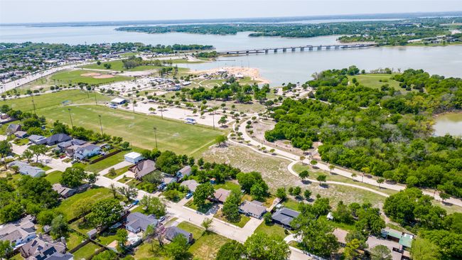 Close to park and lake! | Image 28