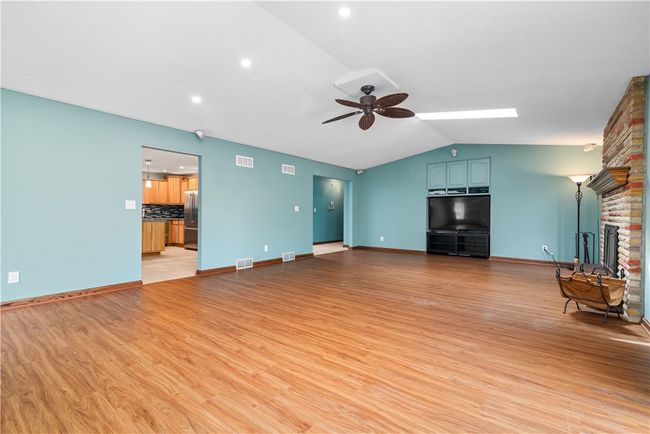Great room without virtual stagging | Image 14