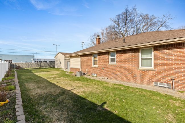 Side Yard View | Image 28