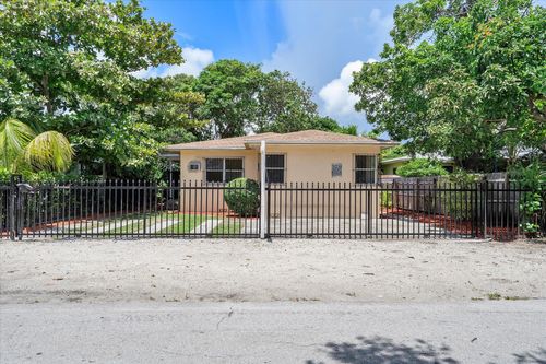 7530 Ne 3rd Ave, Miami, FL, 33138-4912 | Card Image