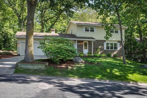 927 Camp Fire Dr, Sun Prairie, WI, 53590-2401 | Card Image