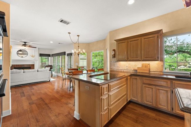 558 Peterson Ln, House other with 4 bedrooms, 3 bathrooms and 5 parking in Lakeway TX | Image 9