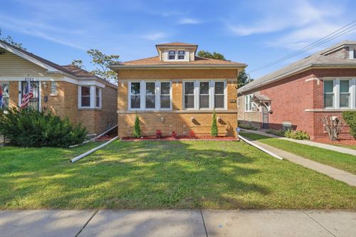 8718 S Euclid Ave, Chicago, IL, 60617-2905 | Card Image