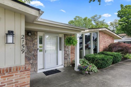 2159 Helmsford Dr, Wolverine Lake, MI, 48390-2426 | Card Image
