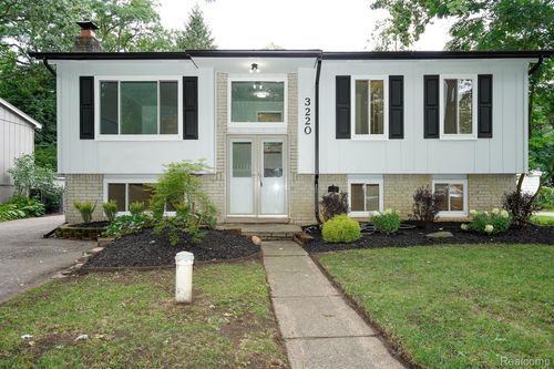 3220 Chenoa St, Commerce Township, MI, 48382-4107 | Card Image