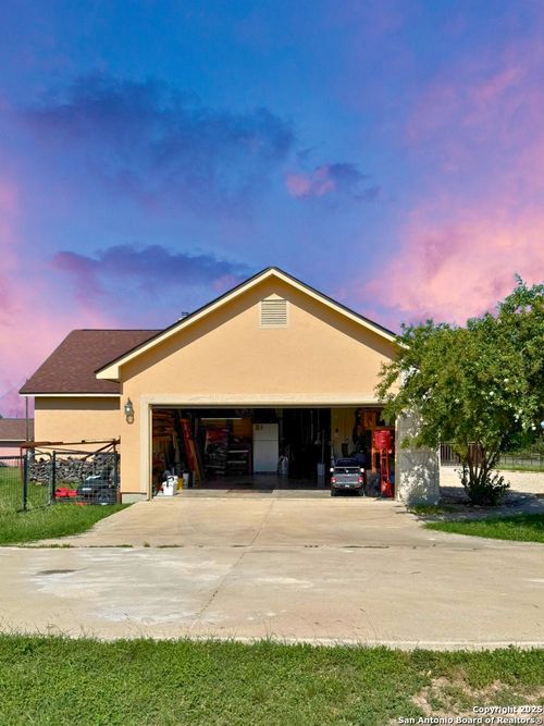 911 County Road 367, Hondo, TX, 78861-6585 | Card Image