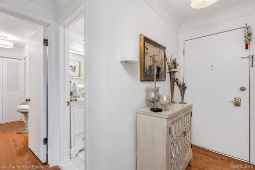 apt-10-1750 Vernier Rd, Grosse Pointe Woods, MI, 48236-1572 | Card Image