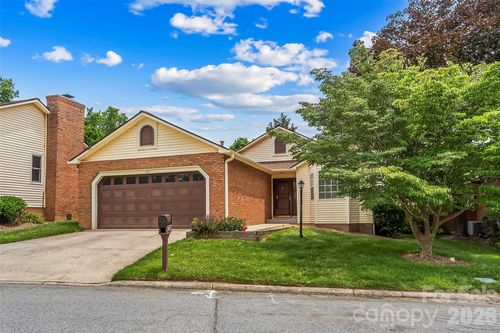 137 Exeter Ct, Hendersonville, NC, 28791-3289 | Card Image