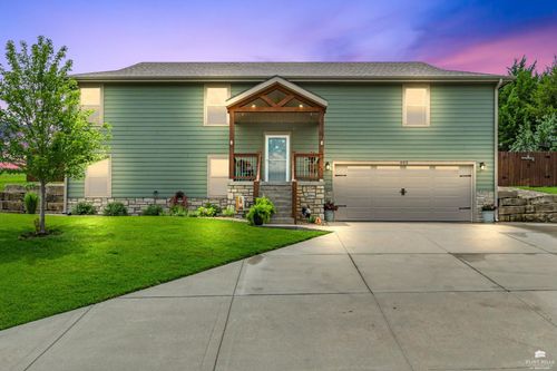 405 Highland Pointe Dr, Manhattan, KS, 66503-8876 | Card Image