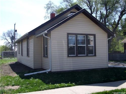 115 1st St E, Leader, SK, S0N2E0 | Card Image