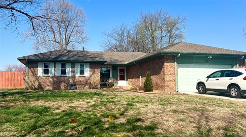 1811 Putnam Dr, Bartlesville, OK, 74006-6805 | Card Image