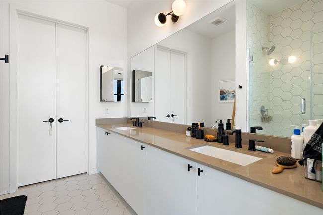 Primary Bathroom | Image 18