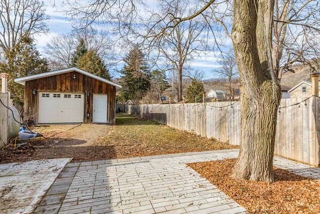 10 Brock St S, House other with 3 bedrooms, 1 bathrooms and 4 parking in Dundas ON | Image 26