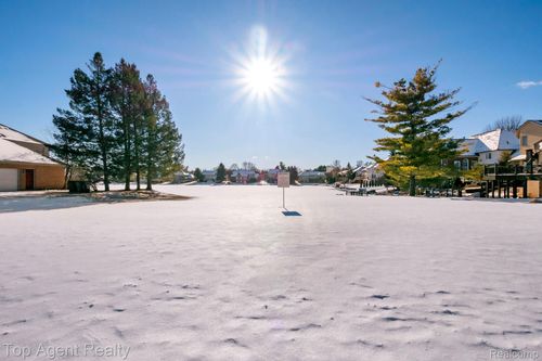 8804 Grace St, Shelby Township, MI, 48317-1735 | Card Image