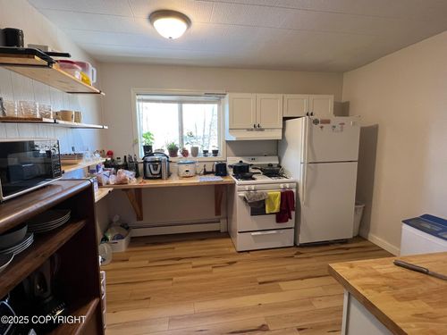 1807 W 36th Ave, Anchorage, AK, 99517-2614 | Card Image