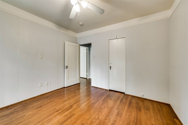 Spare room with light wood-style floors, a ceiling fan, ornamental molding, and a smoke detector | Image 20