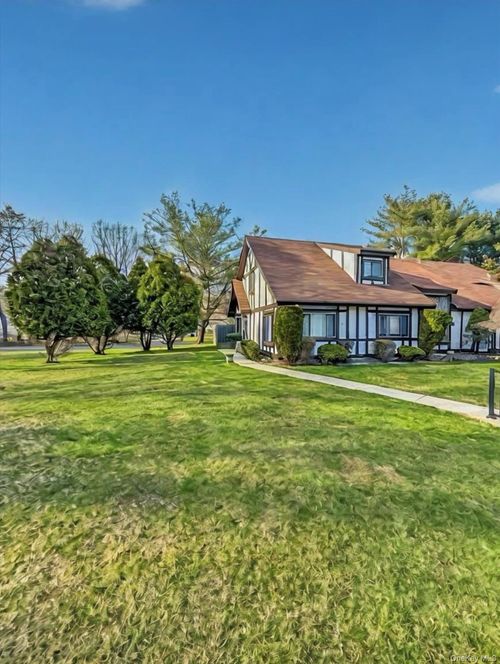 135 Fieldstone Ct, Middle Island, NY, 11953-1612 | Card Image