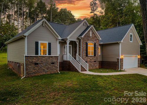 4903 Rio De Luna, Hickory, NC, 28601-9417 | Card Image