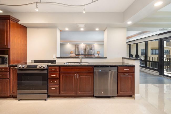 APT-511 - 4900 N Ocean Blvd, Condo with 2 bedrooms, 2 bathrooms and null parking in Lauderdale By The Sea FL | Image 5