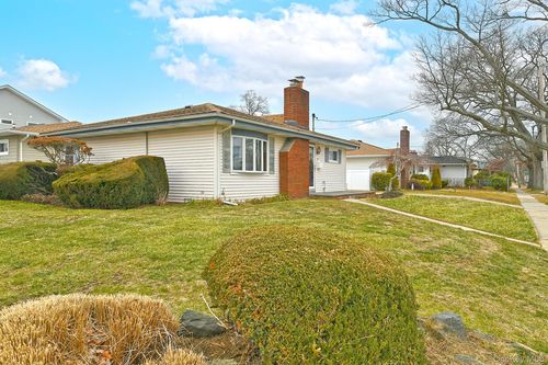 481 Leonard Blvd, New Hyde Park, NY, 11040-4040 | Card Image