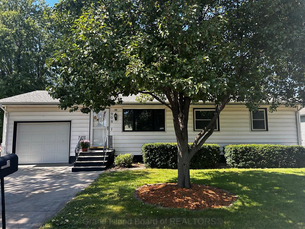 Oak St, Grand Island, NE 68801