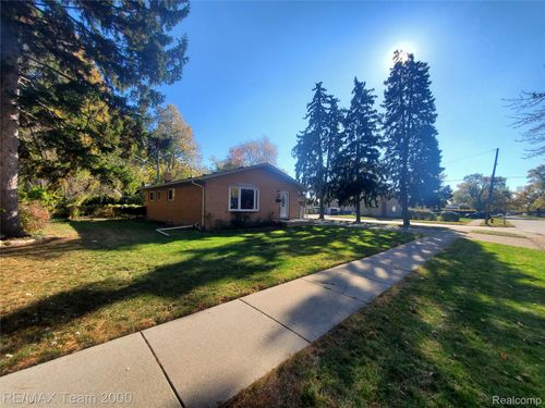 4565 Universal St, Dearborn Heights, MI, 48125-3350 | Card Image