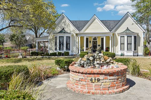 419 W San Antonio St, Lockhart, TX, 78644-2657 | Card Image