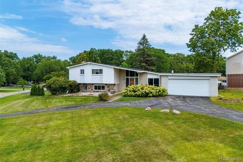 5590 Pembury, West Bloomfield, MI, 48322-4011 | Card Image