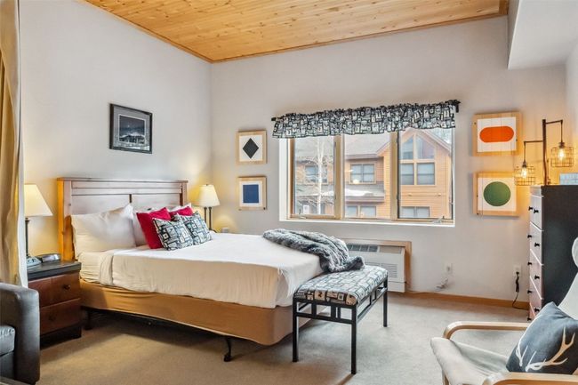 Bright and sunny condo with air conditioning. | Image 4