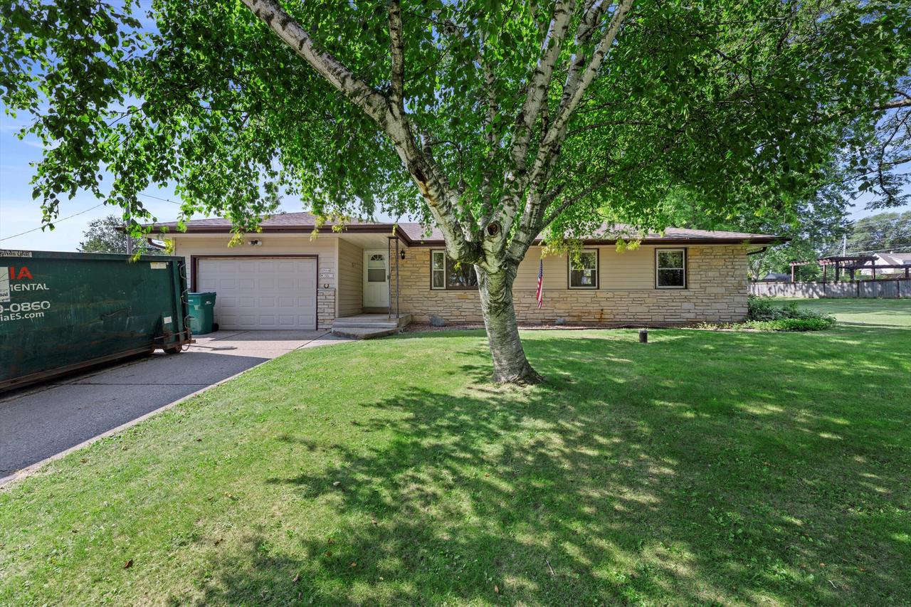 Sunny Dale Dr, Menomonee Falls, WI 53051