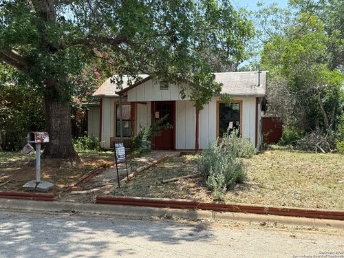 122 N Garcia St, Pearsall, TX, 78061-1824 | Card Image