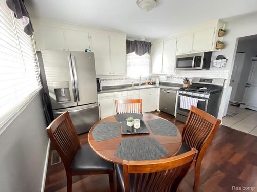18305 Hinton St, Riverview, MI, 48193-7469 | Card Image