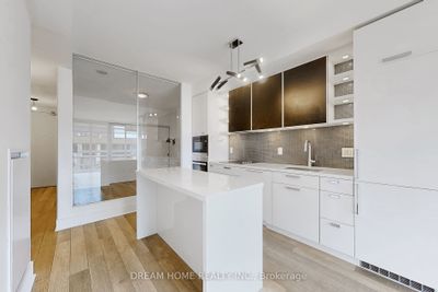 1306 - 32 Davenport Rd, Condo with 2 bedrooms, 2 bathrooms and 1 parking in Toronto ON | Image 3