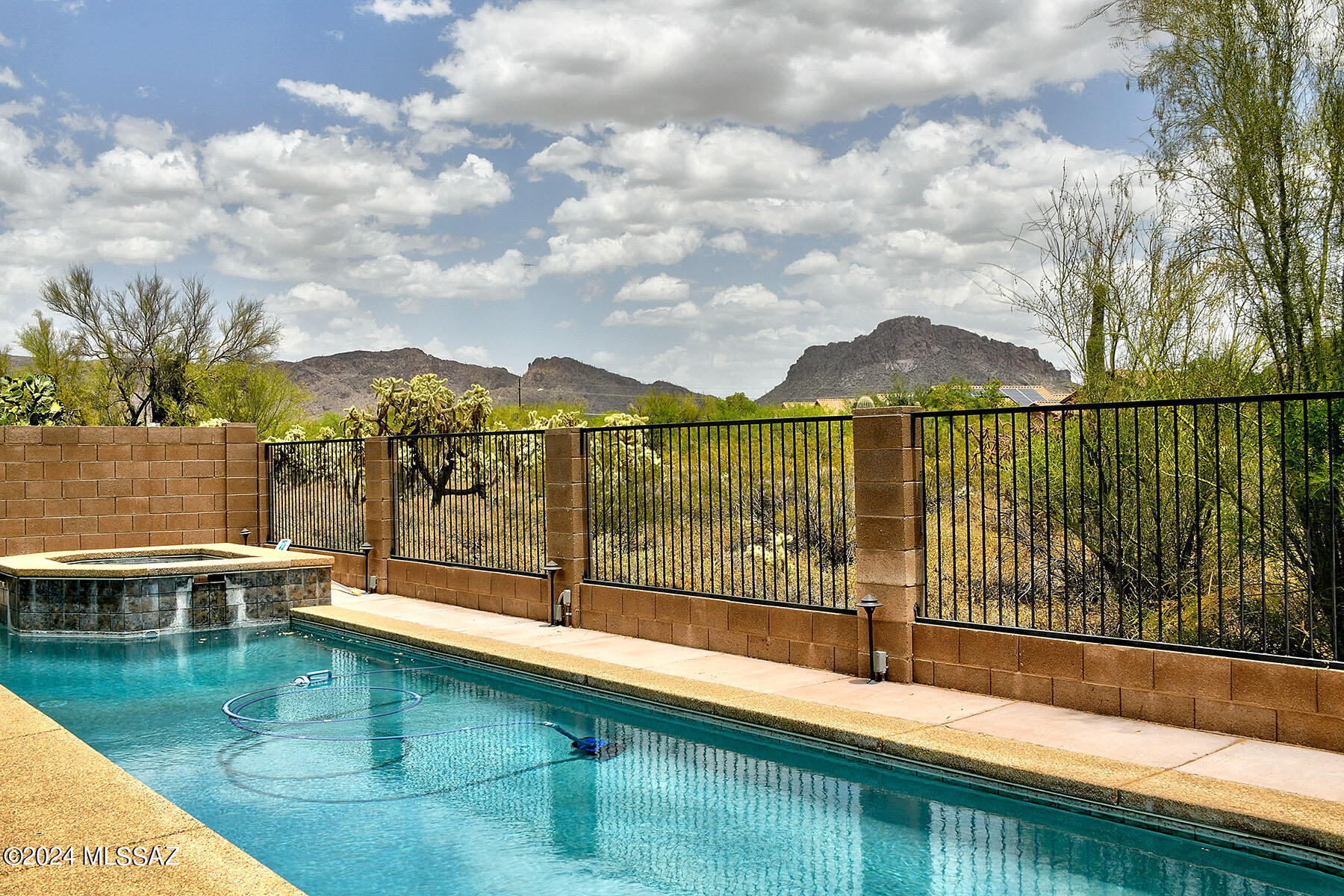 Desert Motif Rd, Tucson, AZ 85735