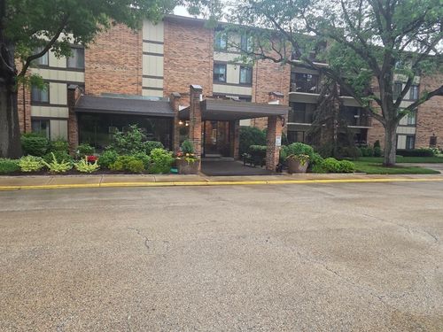 108-301 Lake Hinsdale Dr, Willowbrook, IL, 60527-2238 | Card Image