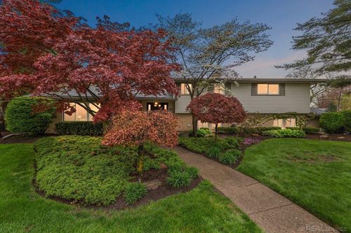 939 Ballantyne Rd, Grosse Pointe Shores, MI, 48236-1103 | Card Image