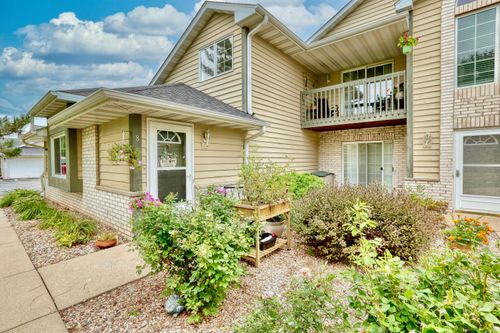 2402500 E Parkway Meadow Cir, Pewaukee, WI, 53072-5833 | Card Image