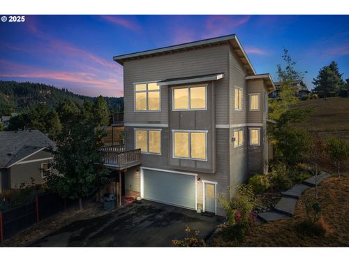 646 Nw Sundown Ln, White Salmon, WA, 98672-8984 | Card Image