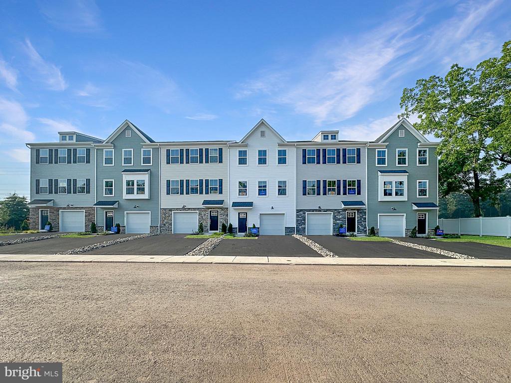Bennetts Ct, Hatfield, PA 19440