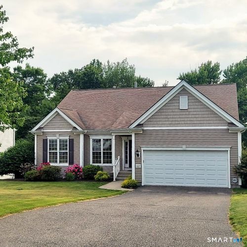 527-527 Putting Green Ln, Oxford, CT, 06478-3129 | Card Image