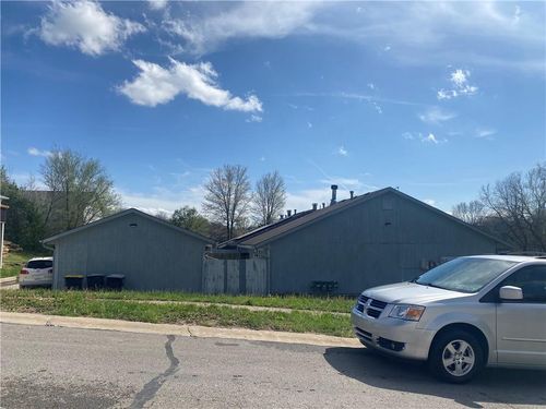 8213 Nw Mace Rd, Kansas City, MO, 64152-1933 | Card Image