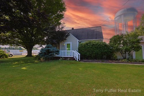 206 W Michigan Ave, Fremont, MI, 49412-1123 | Card Image