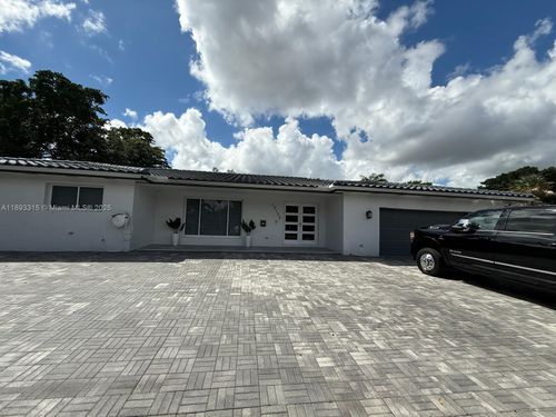 19150 S Saint Andrews Dr, Hialeah, FL, 33015-2332 | Card Image