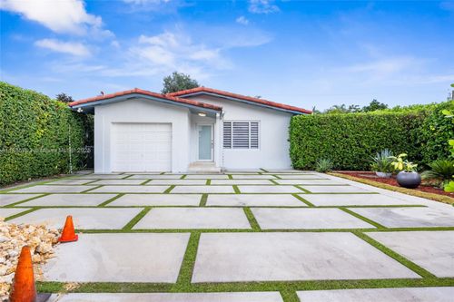 2121 Red Rd, Miami, FL, 33155-2232 | Card Image