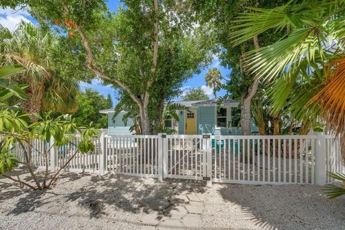 932 Highland Ave, DUNEDIN, FL, 34698-4984 | Card Image