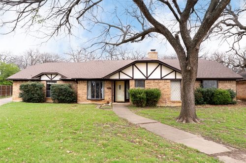 549 Greenwood Cir, Hurst, TX, 76053-5321 | Card Image